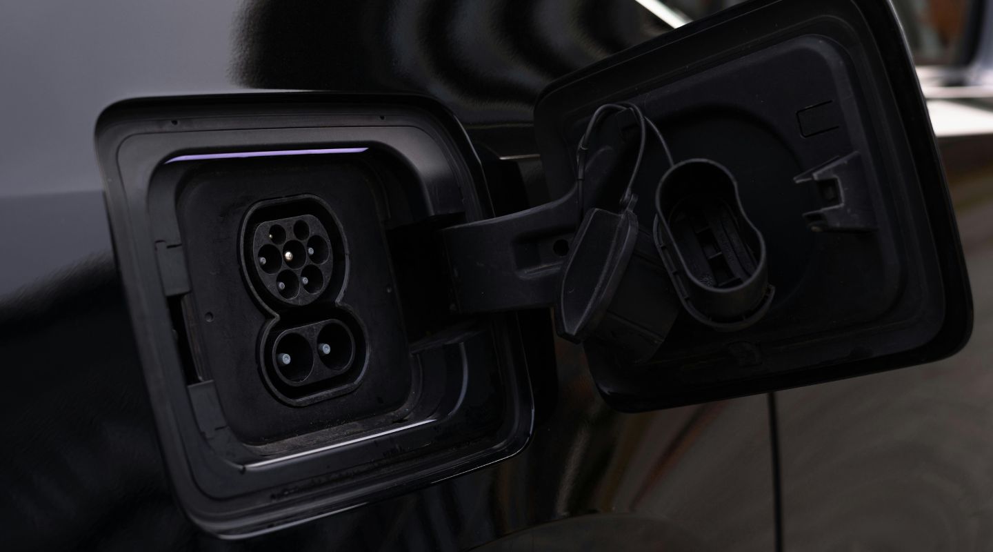 Ricarica la tua auto elettrica | Recharge your electric car