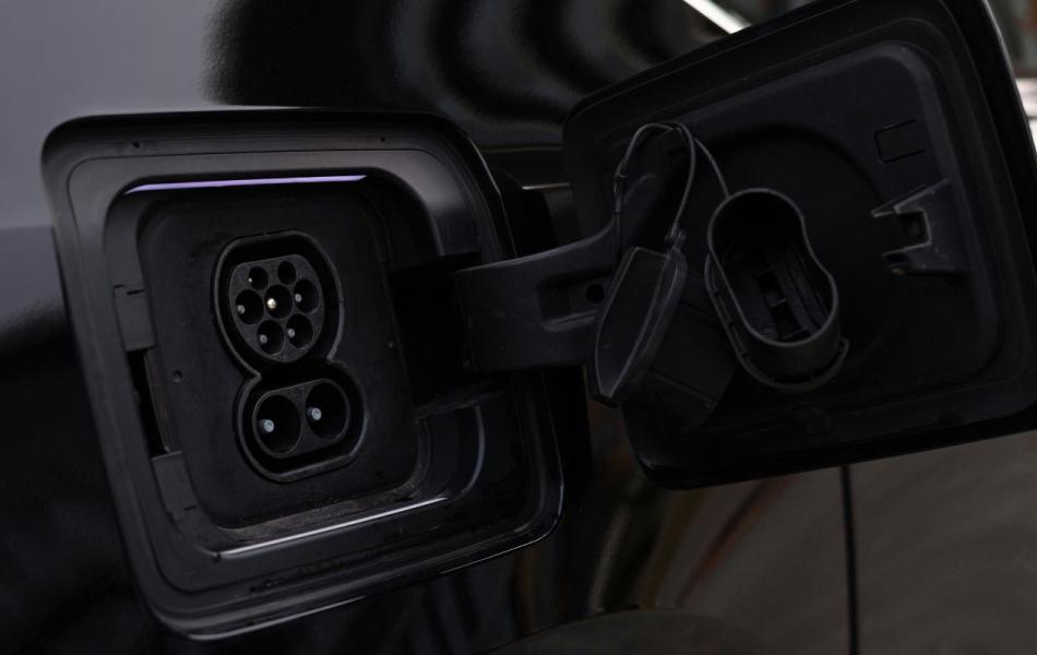 Ricarica la tua auto elettrica | Recharge your electric car